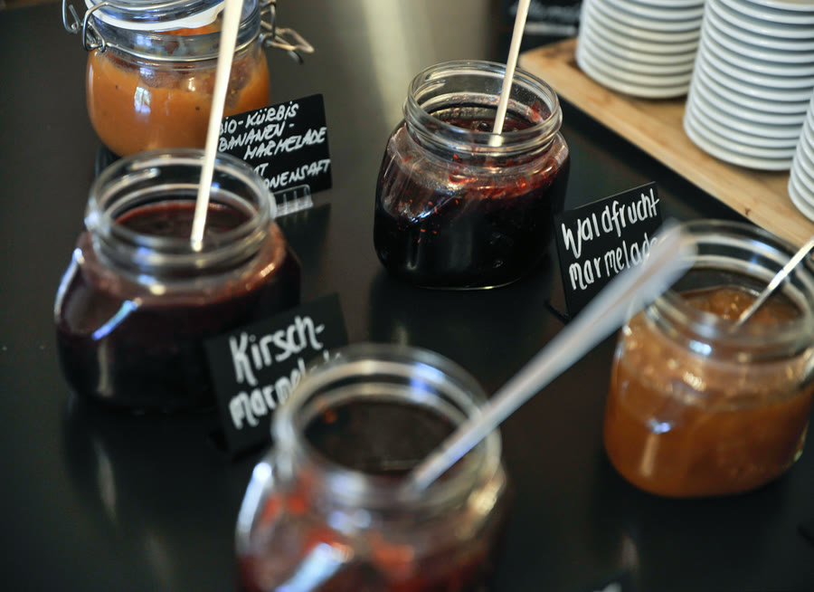 Hausgemachte Marmeladen im Glas auf dem Frühstücksbuffet