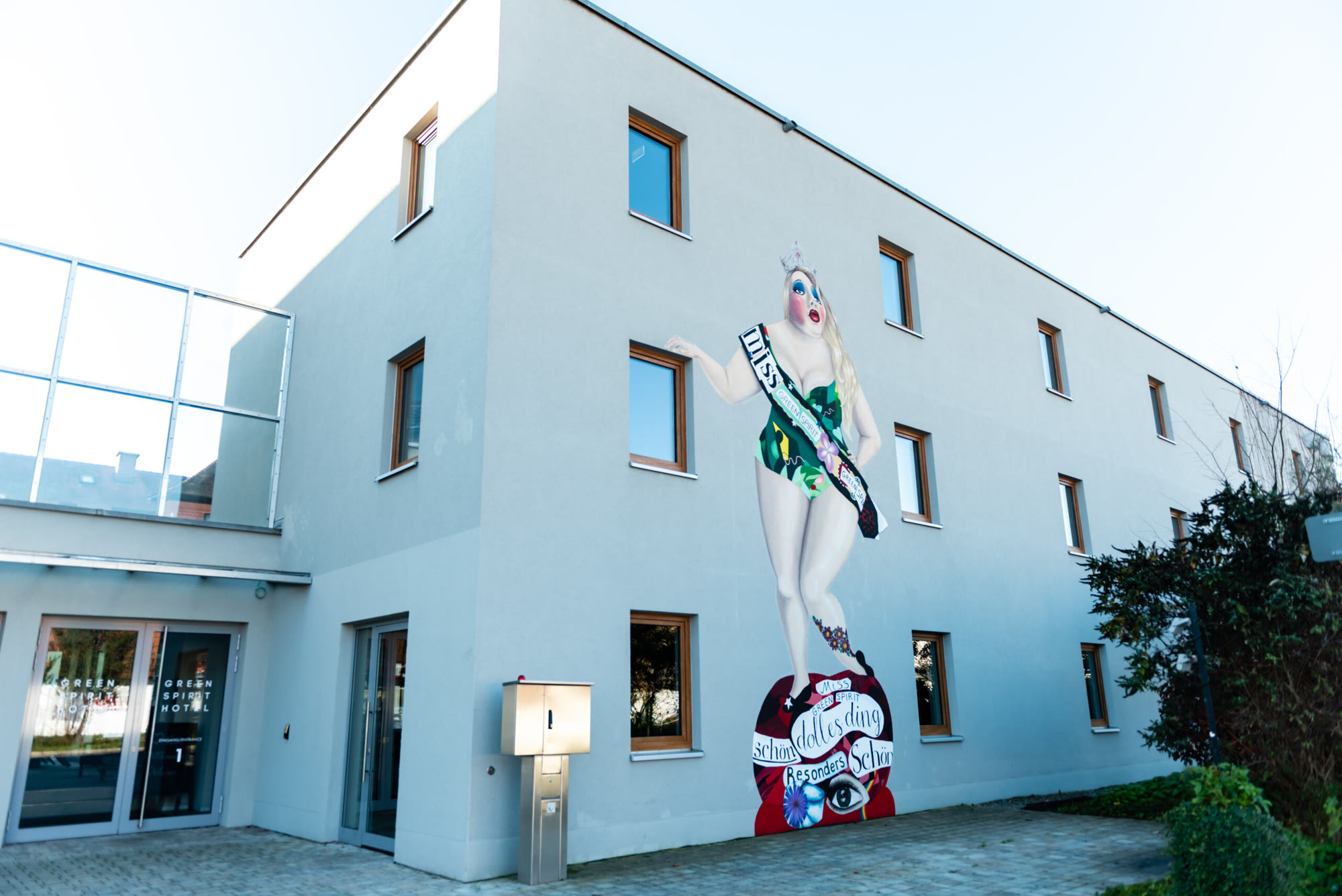 Der Neubau mit großformatiger Kunst an der Fassade