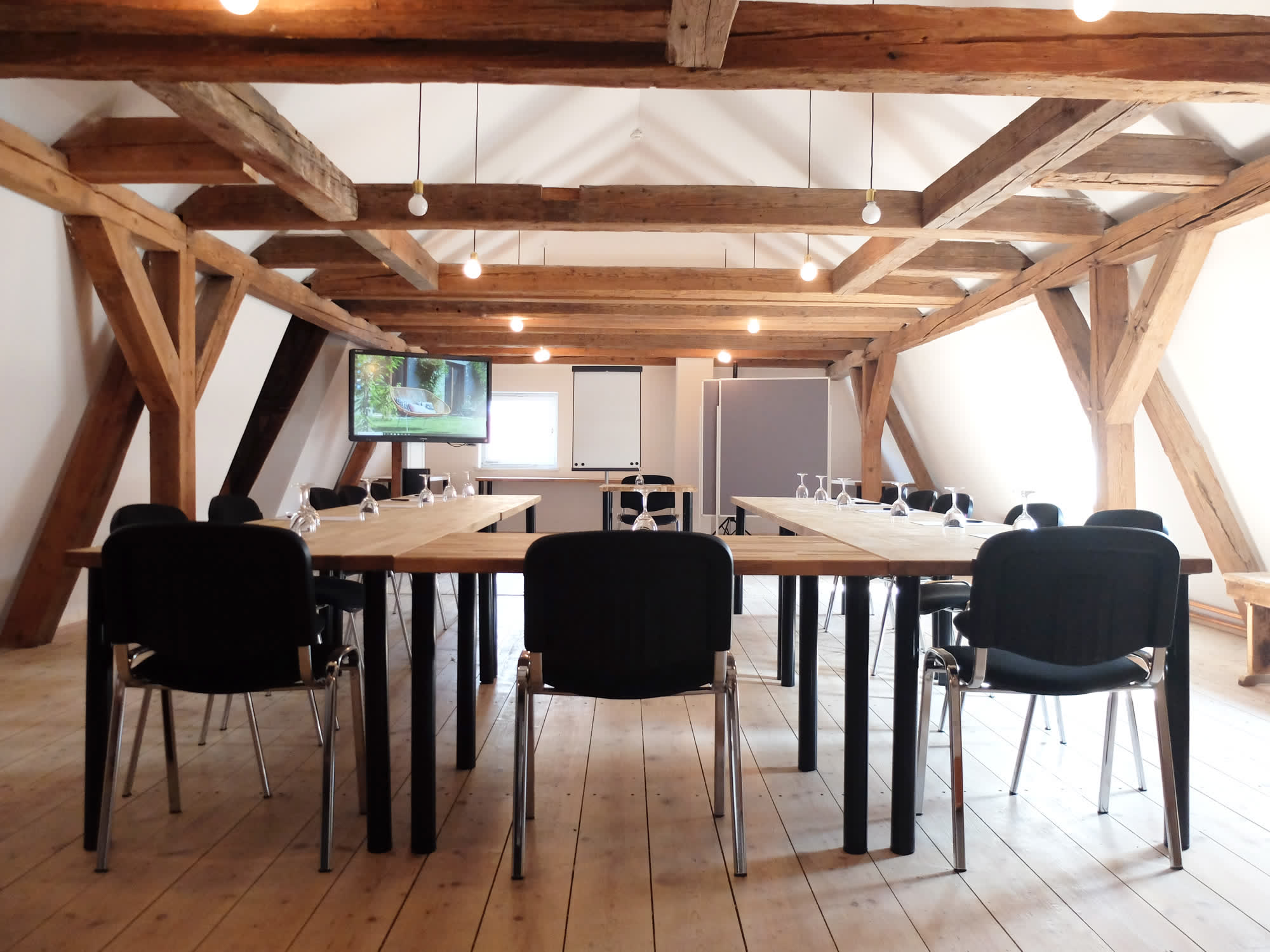 Remise II: Tagungsraum im Dachstuhl mit langer Tafel