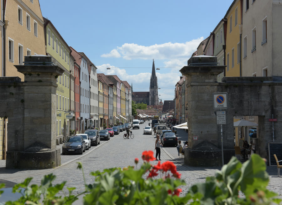 Stadtamhof: Häuserzeile mit Blick zur Steinernen Brücke