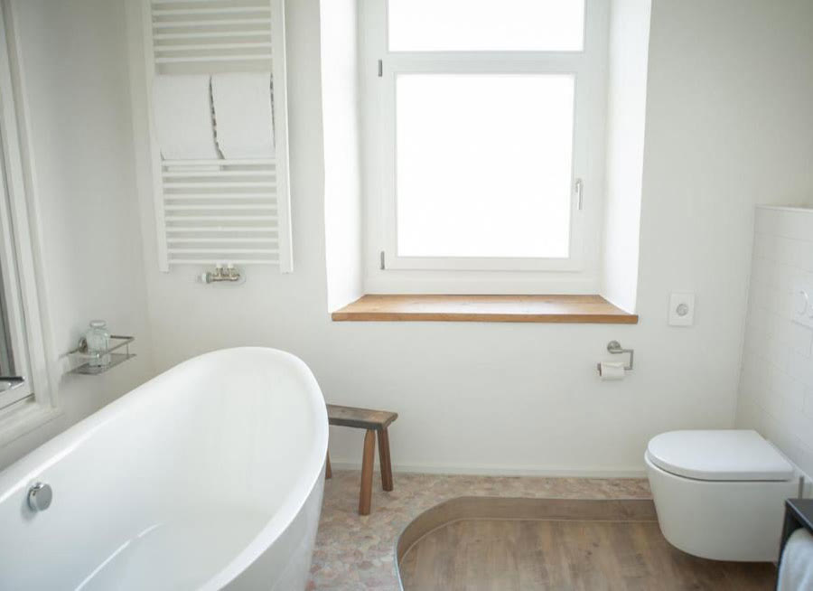 Bad mit freistehender Wanne und Regendusche