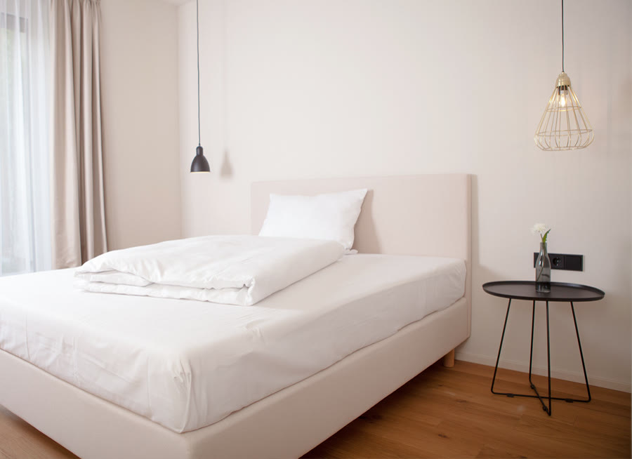 Boxspringbett mit Pendelleuchte